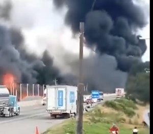 Explota pipa en la autopista México-Puebla; cierre total en ambos sentidos
