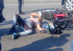 Motociclista resulta lesionado tras choque contra camioneta en el bulevar Córdoba–Peñuela.